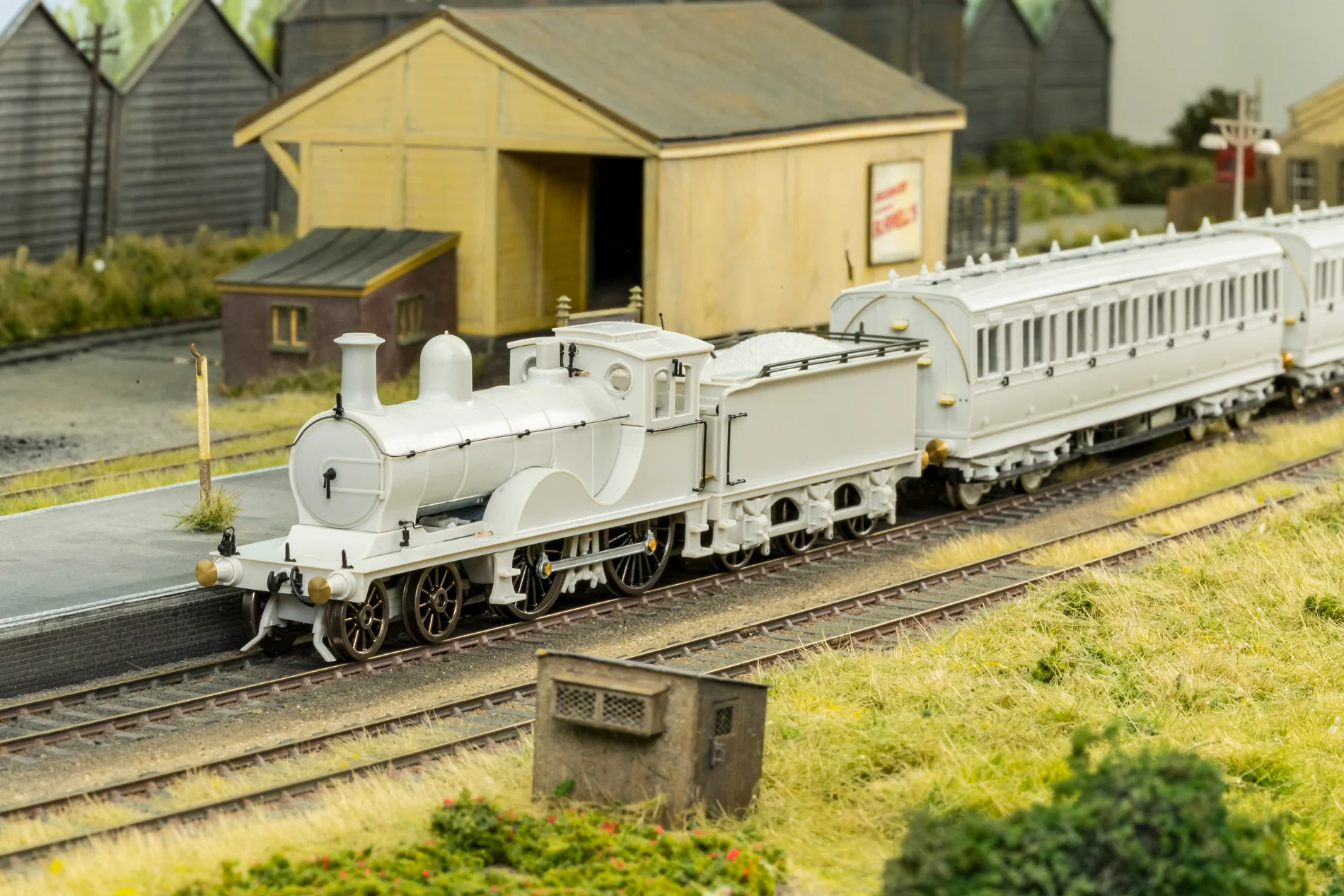 LNER D40 Class 4-4-0 No.6852 'Glen Grant' - LNER Apple Green Steam Locomotive - Image 4