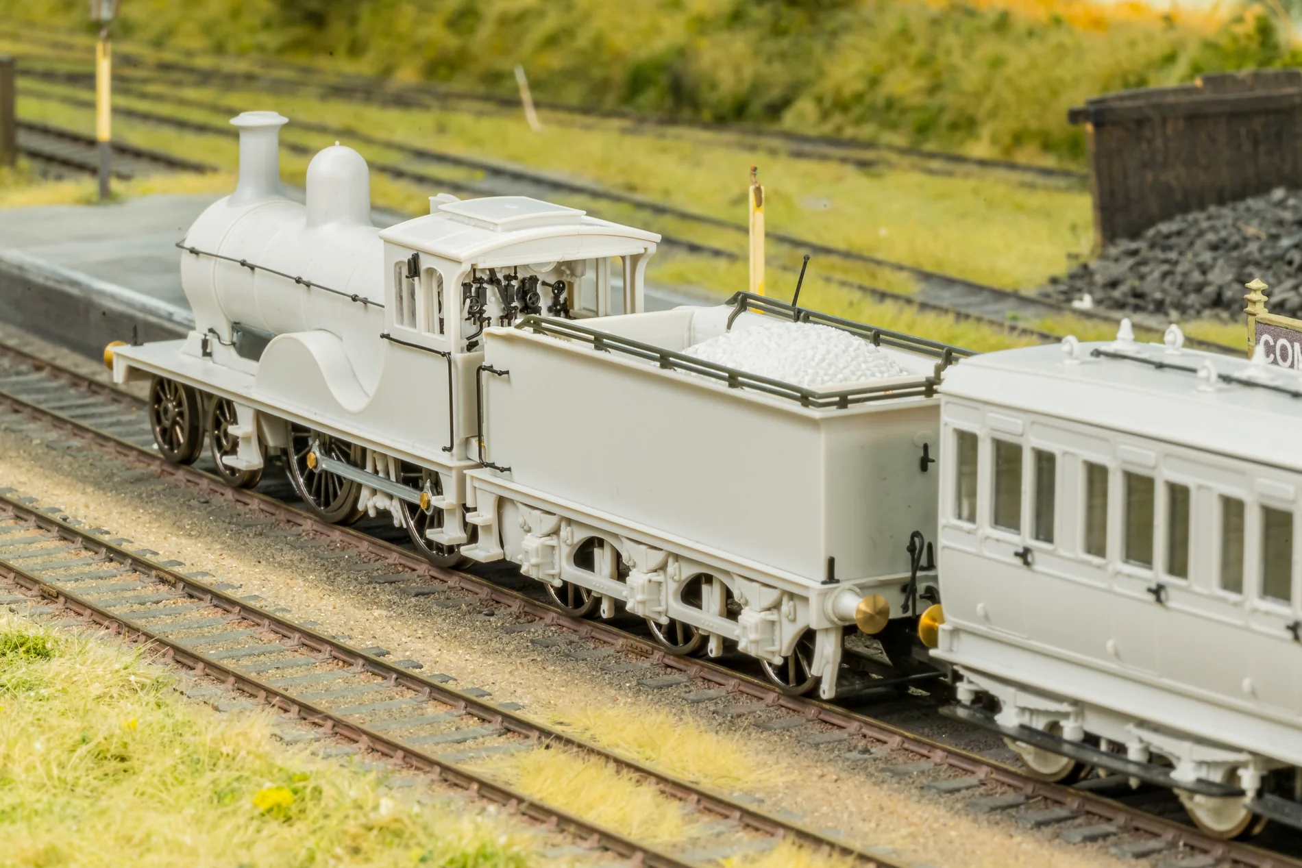 LNER D40 Class 4-4-0 No.62265 - BR Lined Black Early Crest Steam Locomotive - Image 3