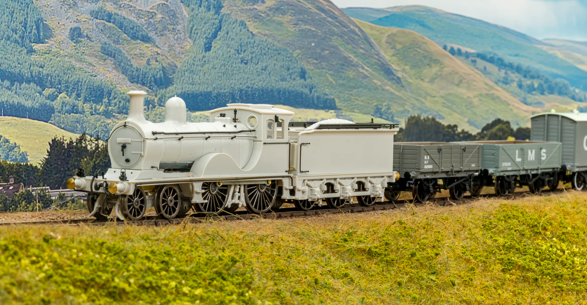 LNER D40 Class 4-4-0 No.6915 - LNER Unlined Black Steam Locomotive - DCC Sound - Image 9