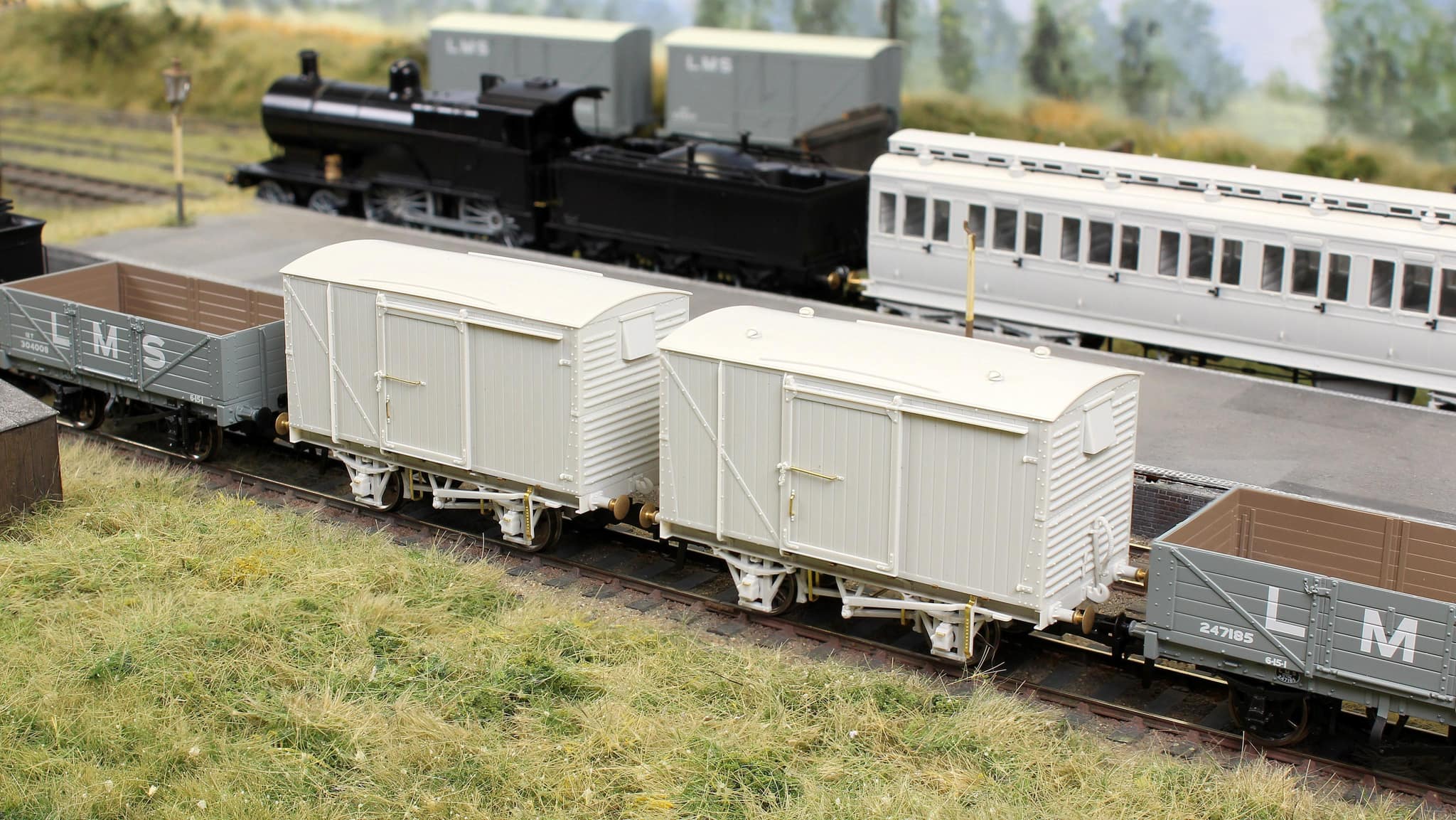 970112 12 Ton LMS D1832A Van - BR Departmental No.DM150756 - Image 3
