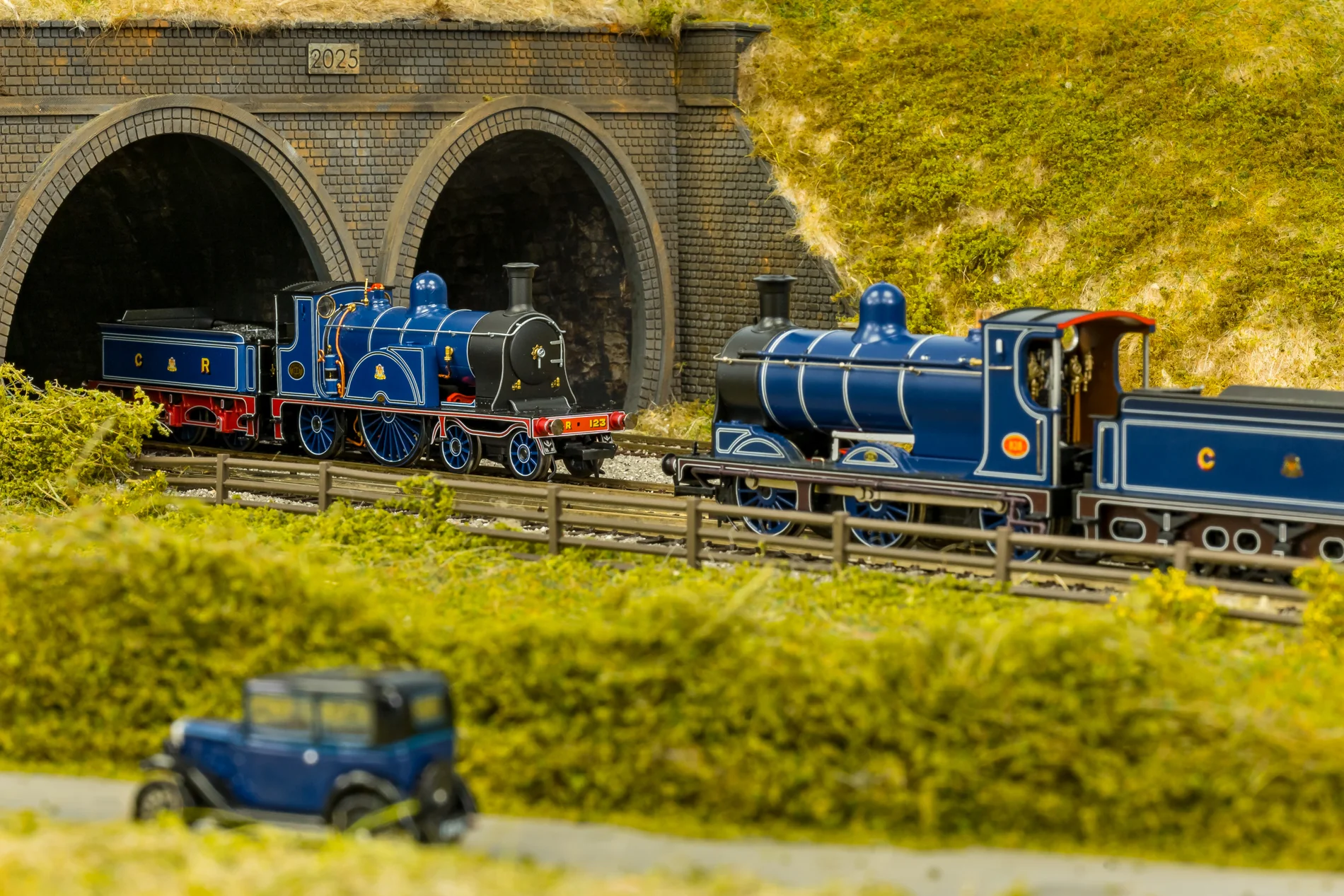 Caledonian Railway Single 4-2-2 CR Dark Blue No.123 Steam Locomotive - DCC Sound - Image 3