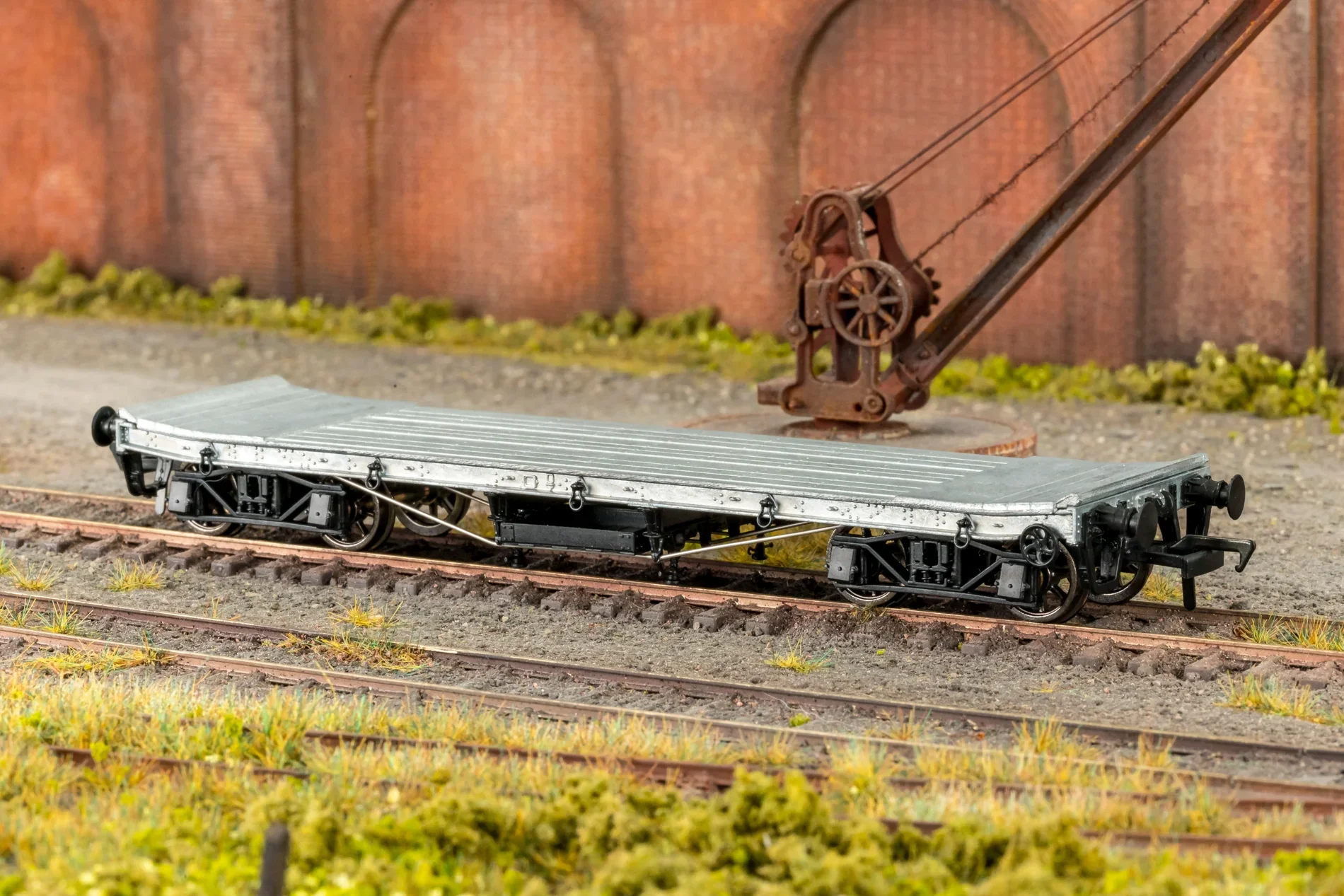 985013 WD 35T Rectank No.3867 LMS Grey (Girder Load on Bolsters) - Image 2