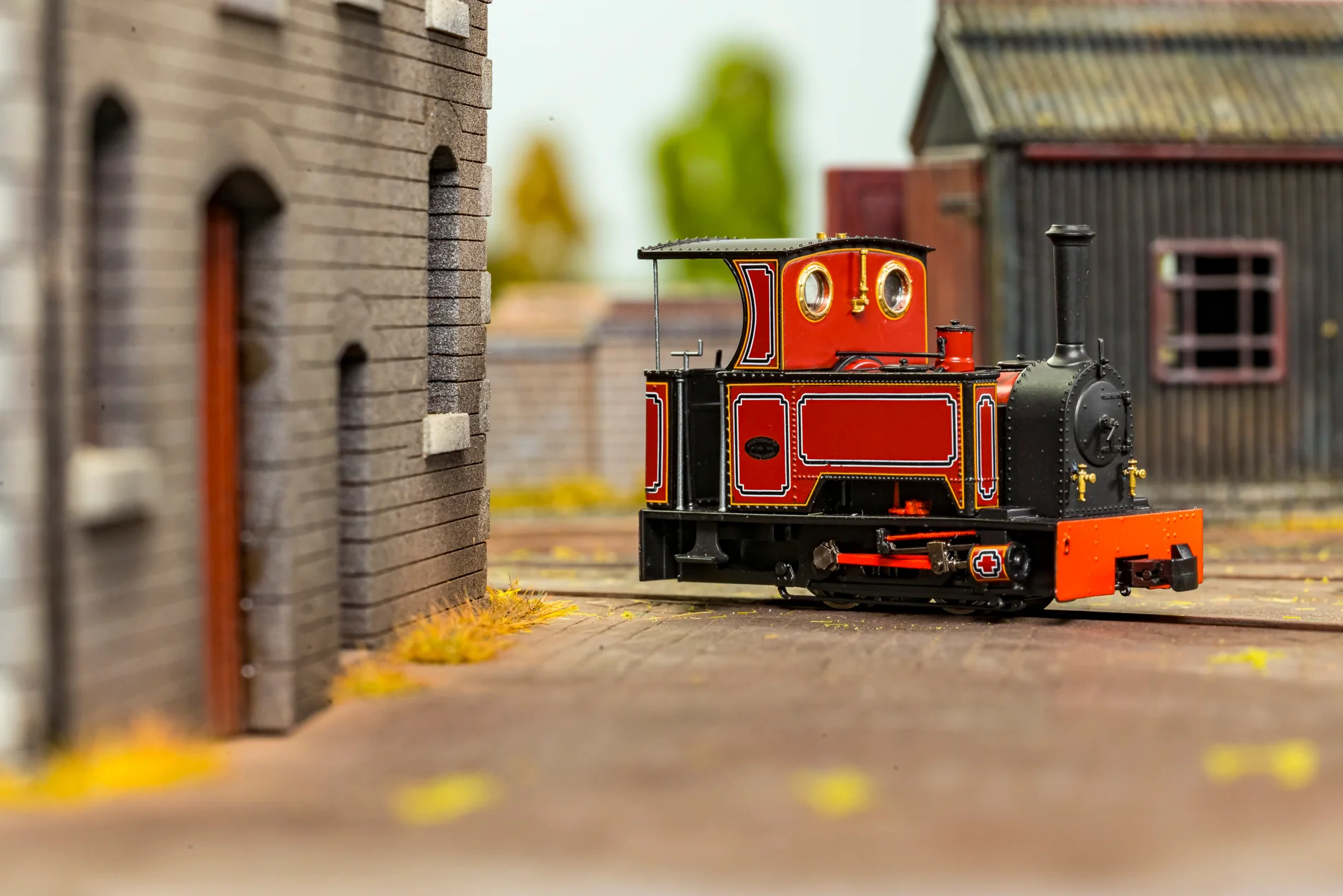 Sirdar Class 0-4-0 Kerr, Stuart & Co. Short-Tank 'What If' - FR Lined Red Steam Locomotive - DCC Fitted - Image 2