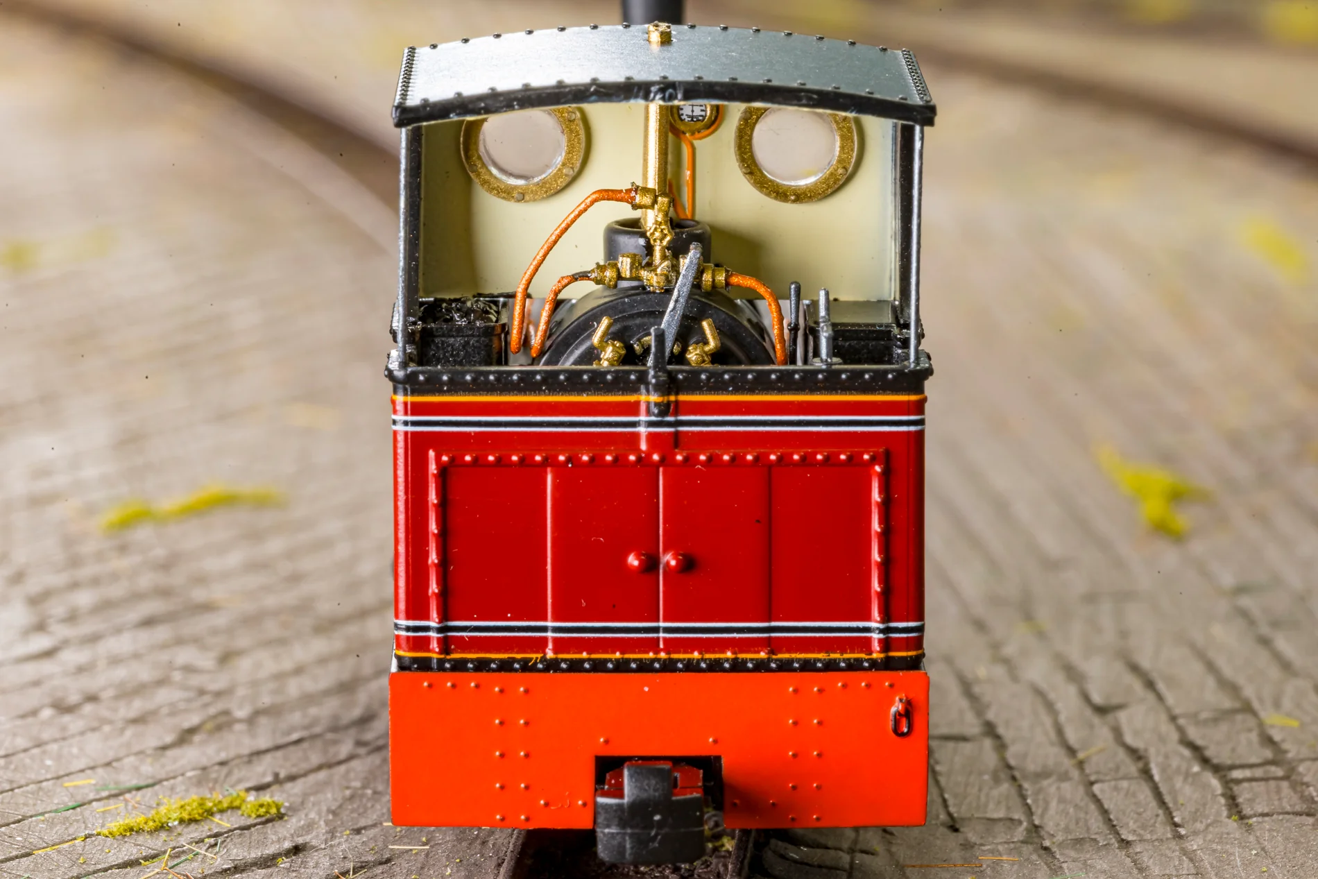 Sirdar Class 0-4-0 Kerr, Stuart & Co. Short-Tank 'What If' - FR Lined Red Steam Locomotive - DCC Fitted - Image 3