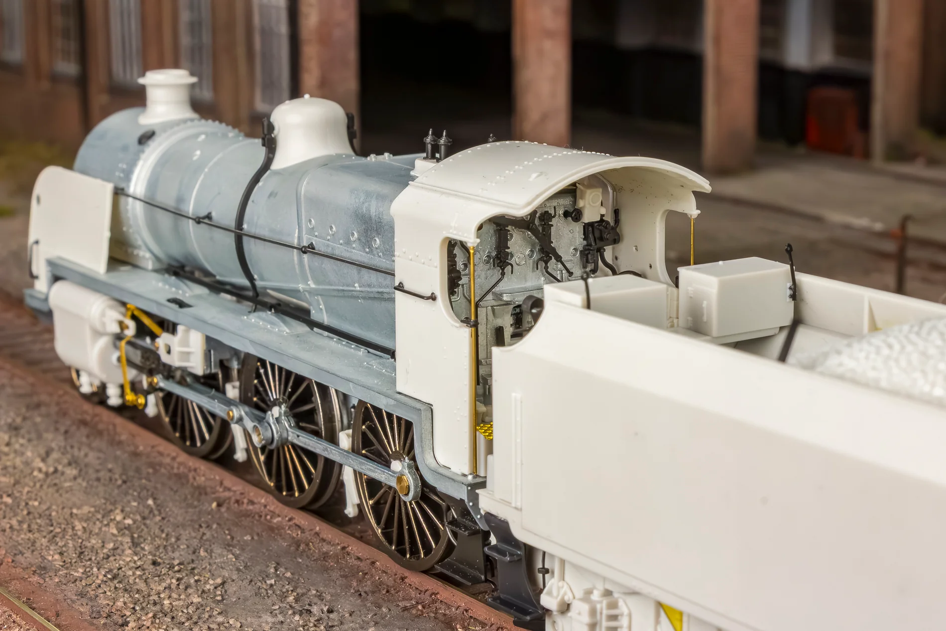 SR U Class 2-6-0 No.31616 - BR Black & Sunshine Lettering Steam Locomotive - DCC Sound - Image 4