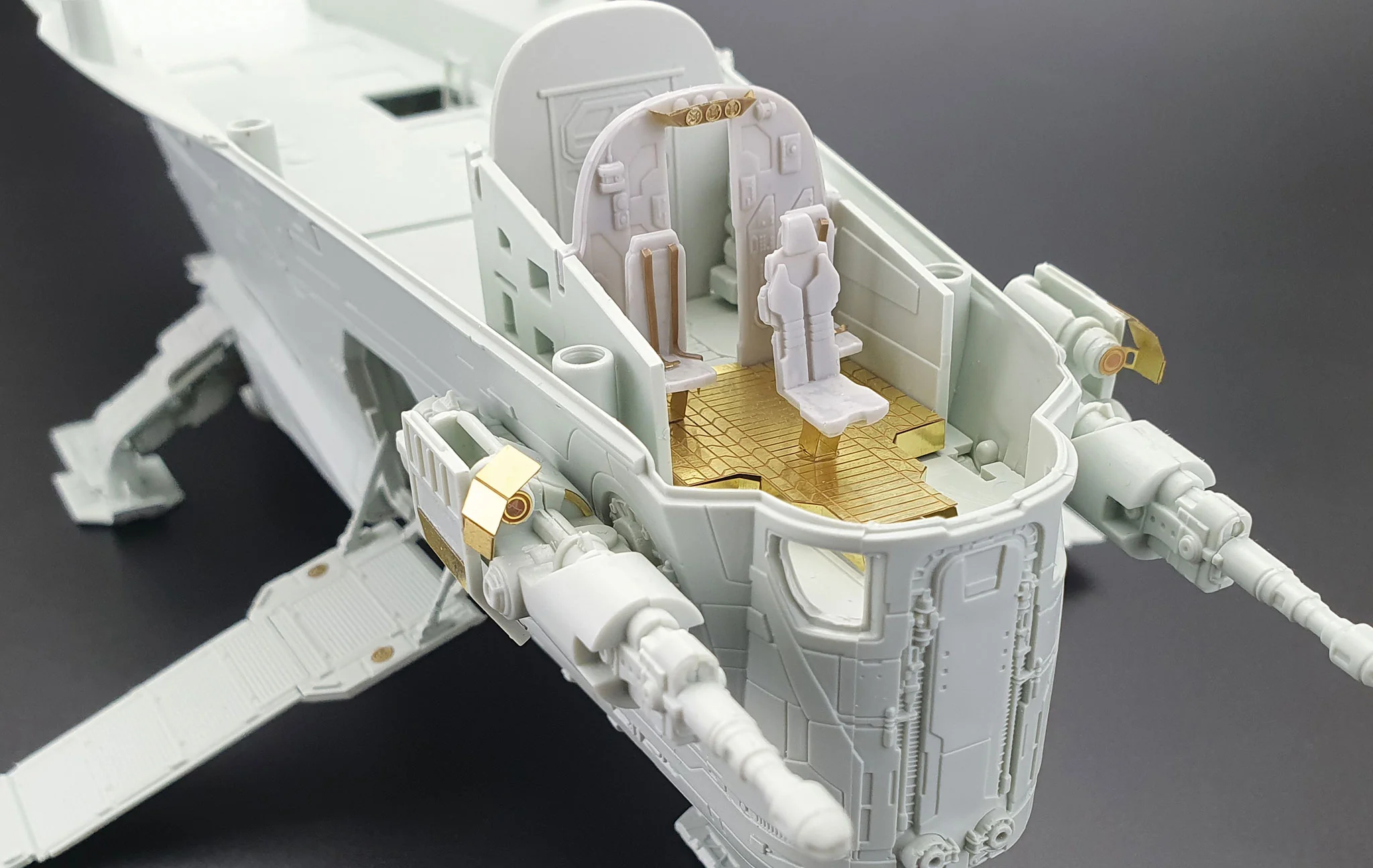 Star Wars The Mandalorian Razor Crest Platinum Edition (1:72) Model Kit - Image 4