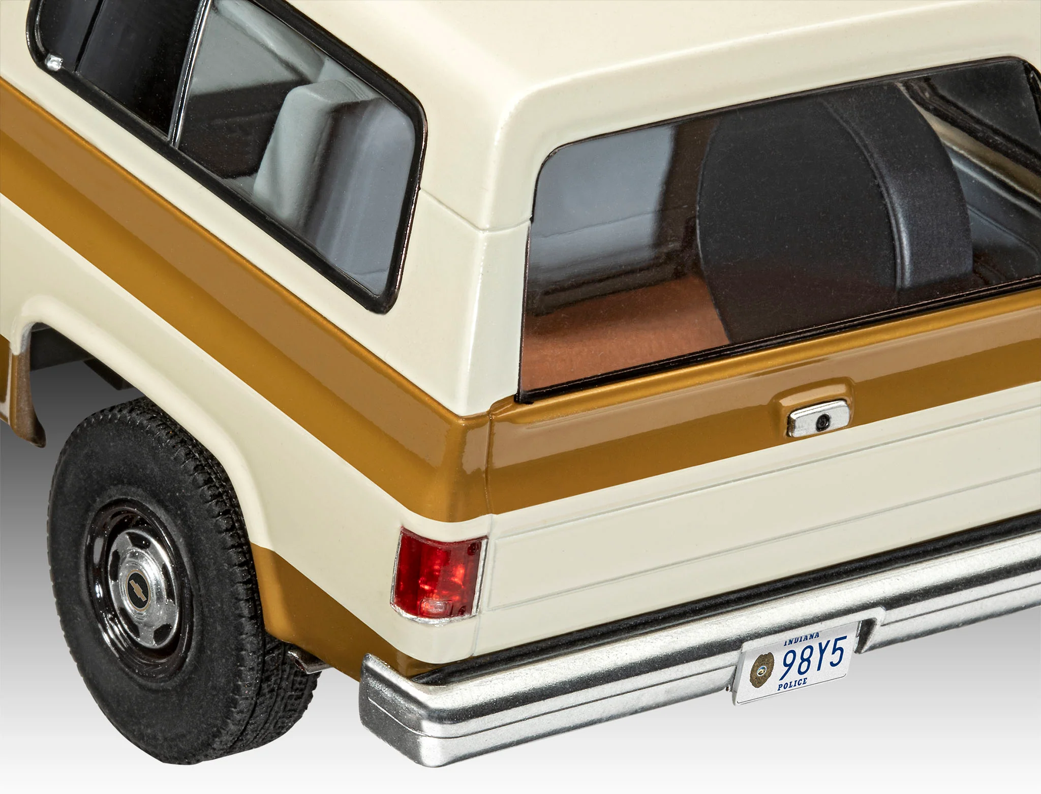 67724 Model Set 1985 Chevrolet K5 Blazer: Stranger Thing Model Kit - Image 4