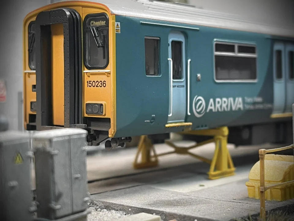 OO Gauge Locomotive Trestles (Pack of 2) - Unpainted - Image 3