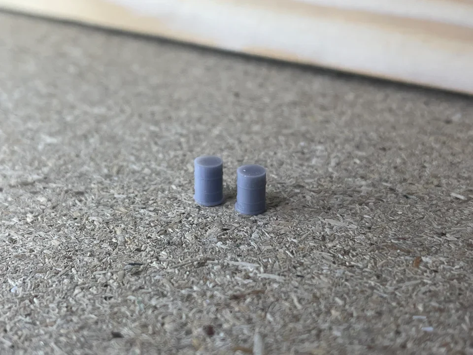 N Gauge Oil Drums (Pack of 20) - Unpainted Model Kit - Image 2