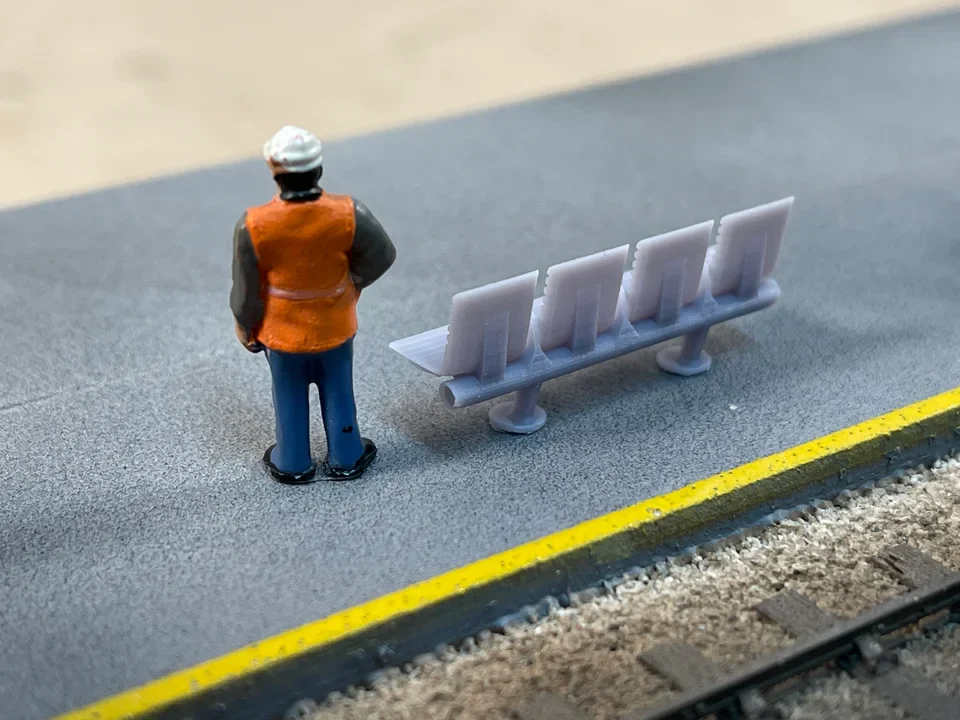 OO Gauge Modern Benches (Pack of 3) - Unpainted - Image 3