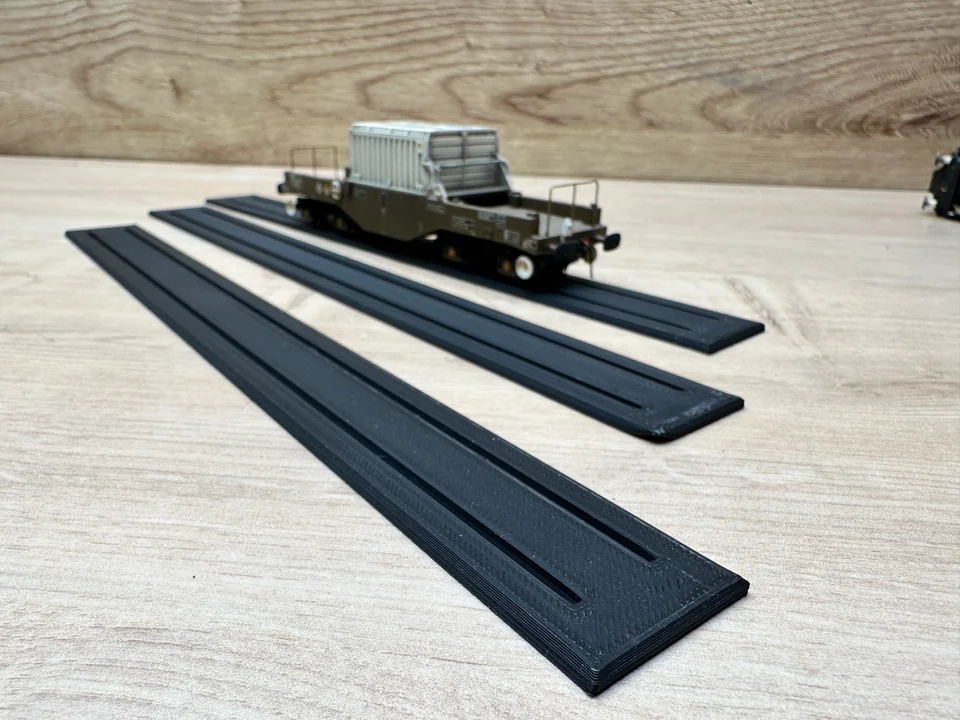 OO Gauge Locomotive Stands (30cm) (Pack of 3) - Image 3