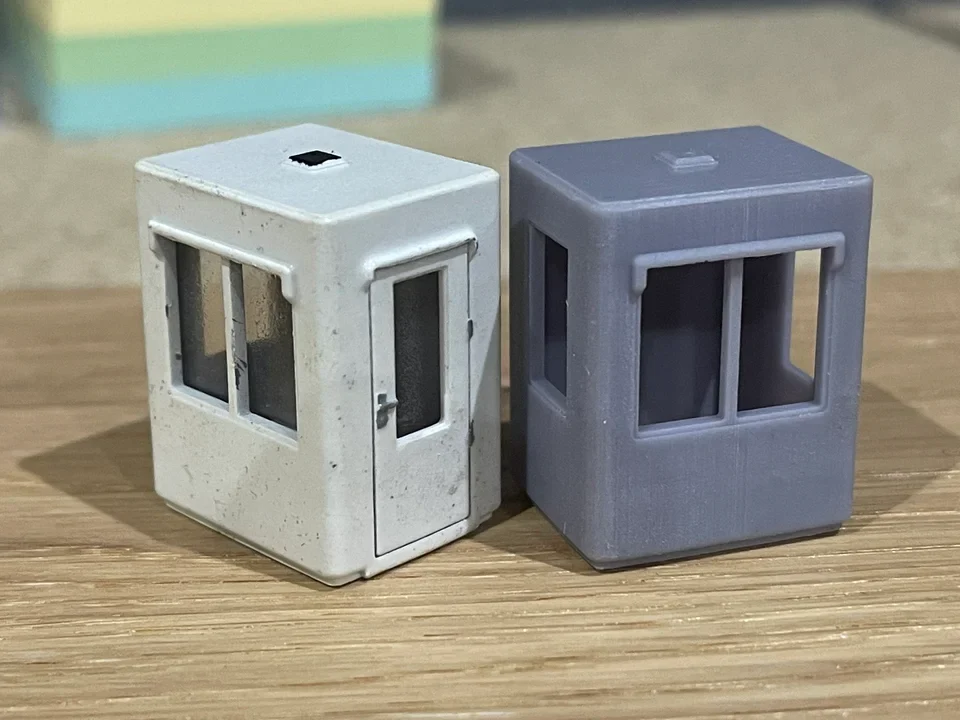 OO Gauge Kiosk (Single Pack) - Unpainted - Image 2
