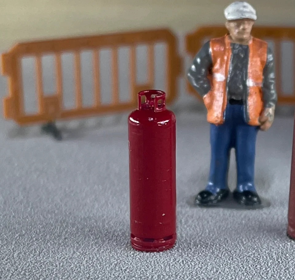 OO Gauge Gas Bottles (Pack of 10) - Unpainted - Image 2