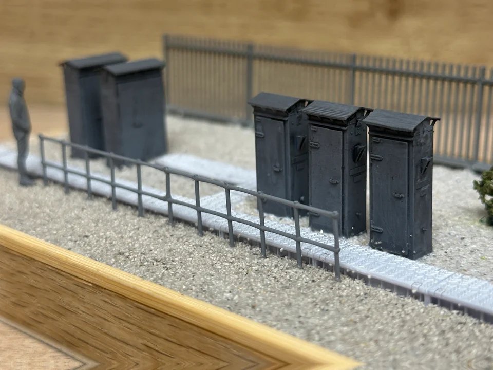 OO Gauge Lineside Cabinets V2 (Pack of 5) -  Unpainted Model Kit - Image 3