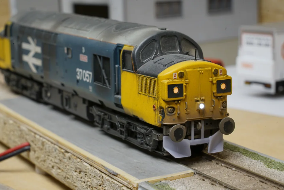 OO Gauge Class 37 Ploughs V2 (Pack of 2) - Unpainted Model Kit - Image 2