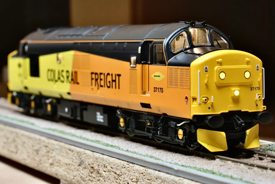 OO Gauge Class 37 Ploughs V2 (Pack of 2) - Unpainted Model Kit - Image 3