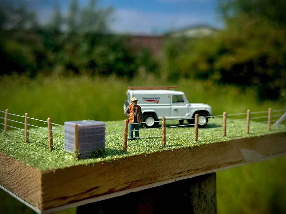 OO Gauge Wire Fence Posts (Single Pack) - Unpainted Model Kit - Image 3