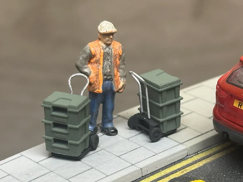 OO Gauge Recycling Bins (Pack of 9) - Unpainted Model Kit - Image 3
