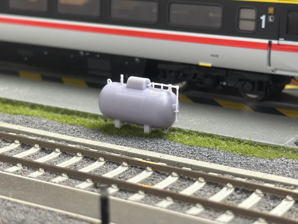 OO Gauge LPG Tanks (Pack of 3) - Unpainted Model Kit - Image 3