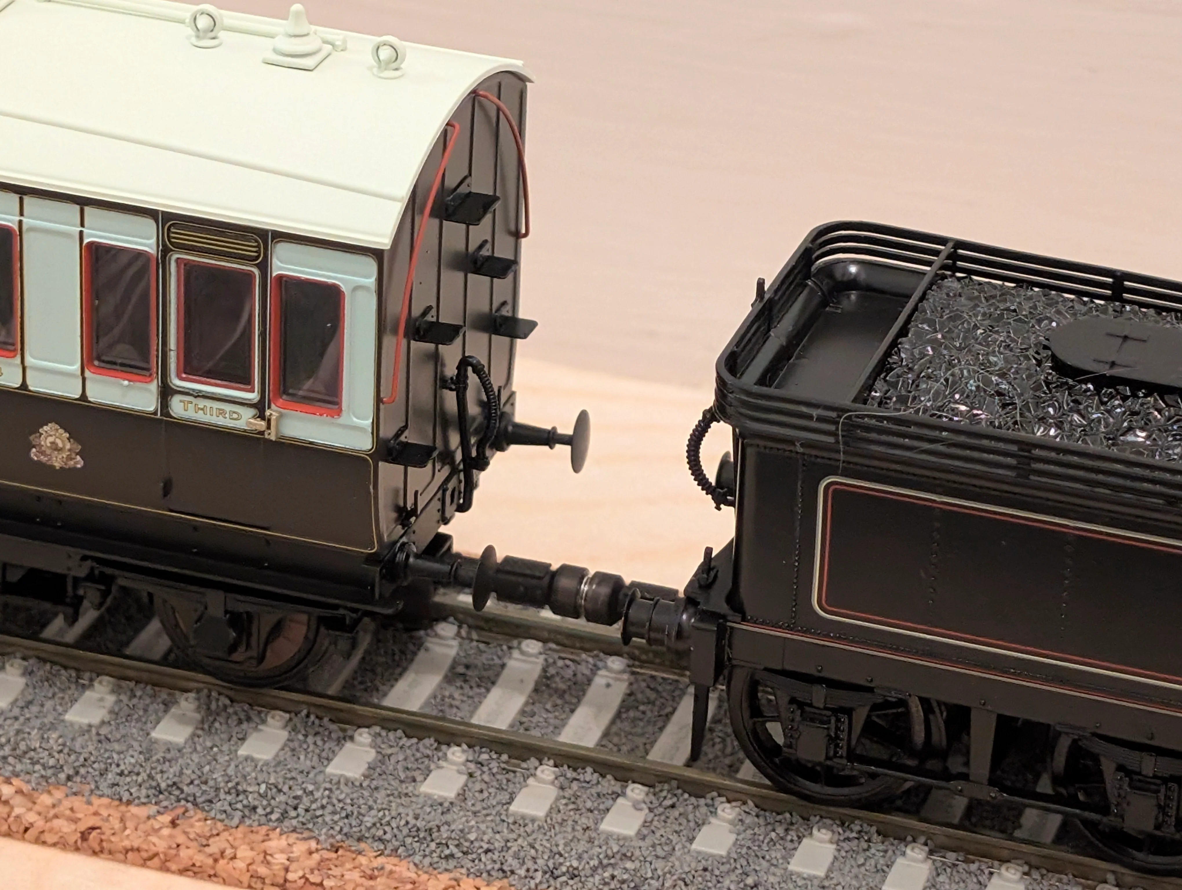 RRM179 OO Gauge Magnetic Couplings - 12mm Drawbar (14 Pack) - Image 6