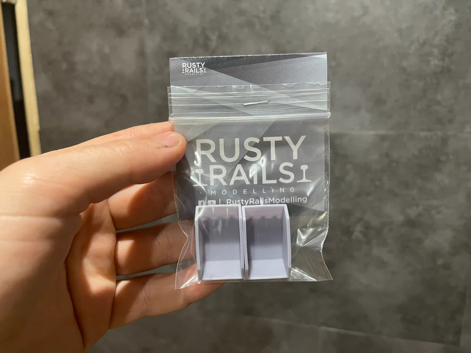 OO Gauge Small Skips (Pack of 2) - Unpainted - Image 4