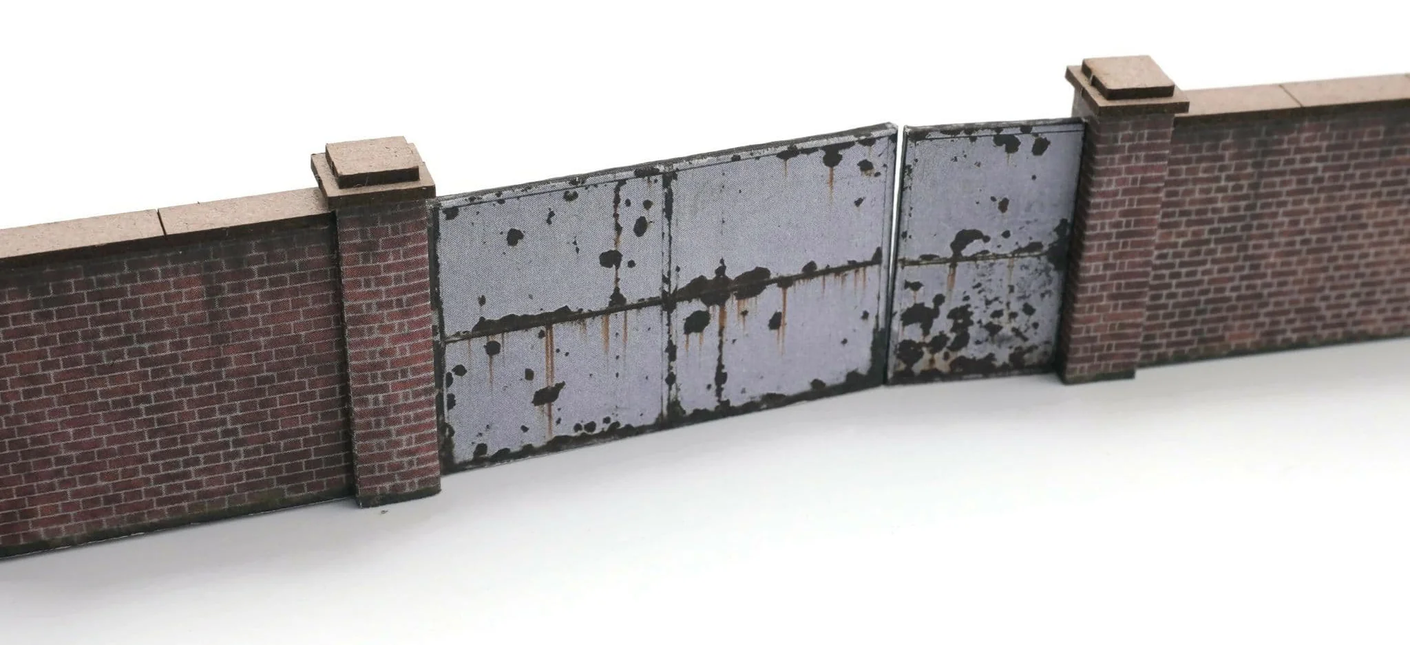 OO 6ft Industrial Brick Wall And Gates Model Kit - Image 2