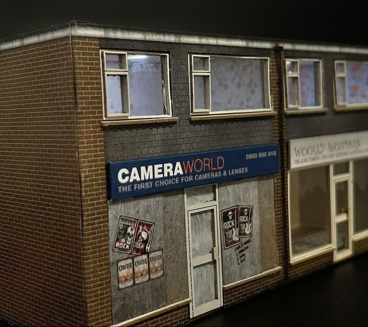 OO Low Relief 1970's Terraced Shops Model Kit - Image 9