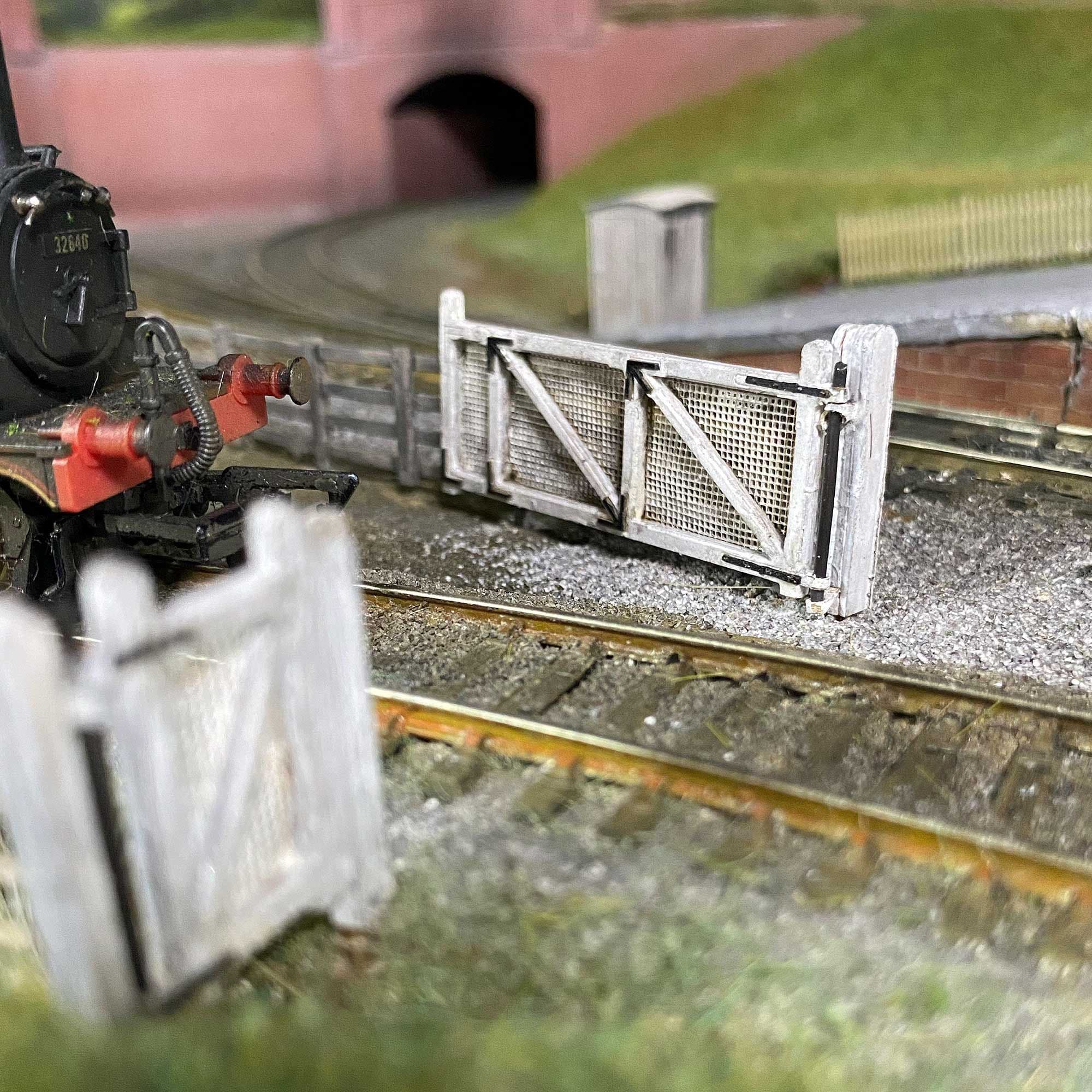 Crossing/Yard Gates (NYMR/Goathland Style) Model Kit - Image 3