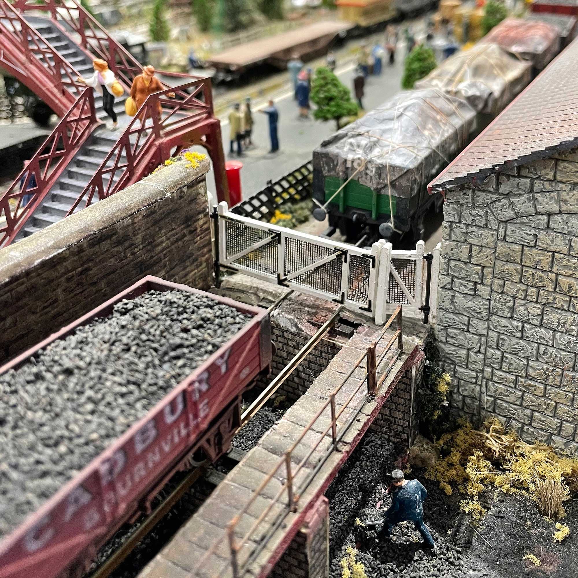 Crossing/Yard Gates (NYMR/Goathland Style) Model Kit - Image 4